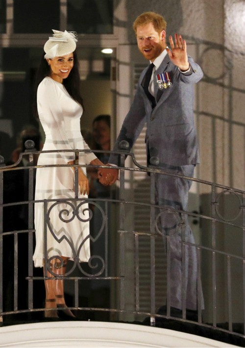 Después de un día lleno de actos oficiales, los duques de Sussex llegaron al Hotel Grand Pacific. (Foto: AP)