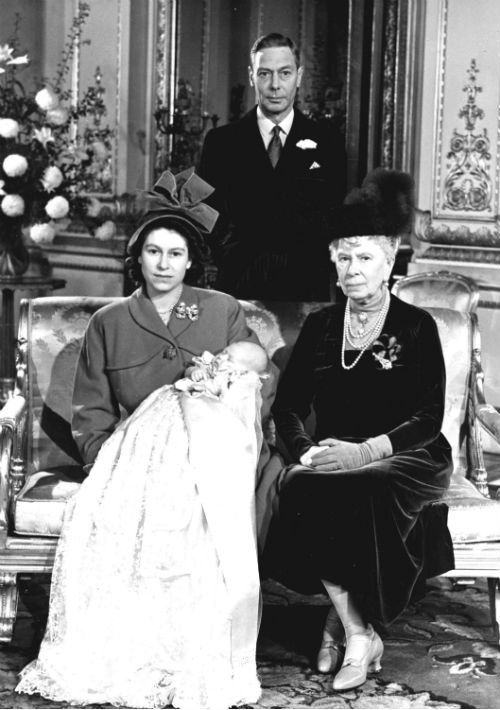 15 de diciembre de 1948. La reina Elizabeth junto a su primer hijo Charles, la reina Mary y el Rey George VI en el bautismo de Charles en el Buckingham Palace. (AP)