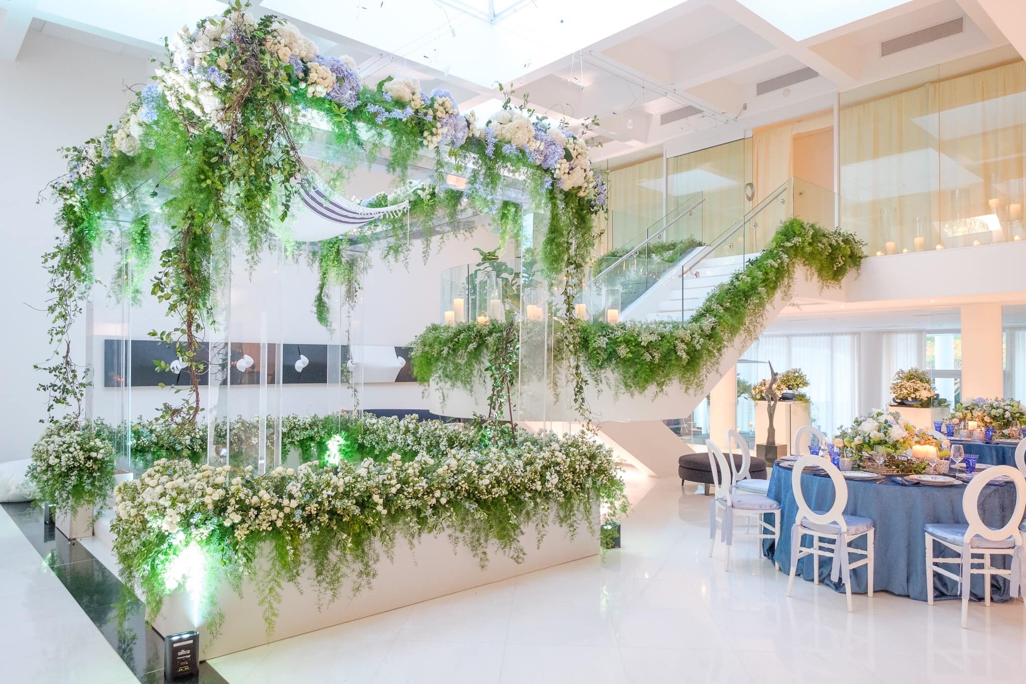 En caso de que la pareja no pueda casarse en el patio o jardín de la casa, sí es conveniente diseñar dos áreas distintas en el interior. (Ishan Robles)