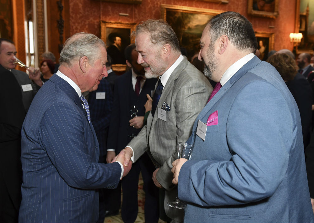 Charles, de 70 años de edad, fue investido formalmente el 1 julio de 1969. En la foto, junto al actor Owen Teale y el cantante Wyne Evans. (AP)