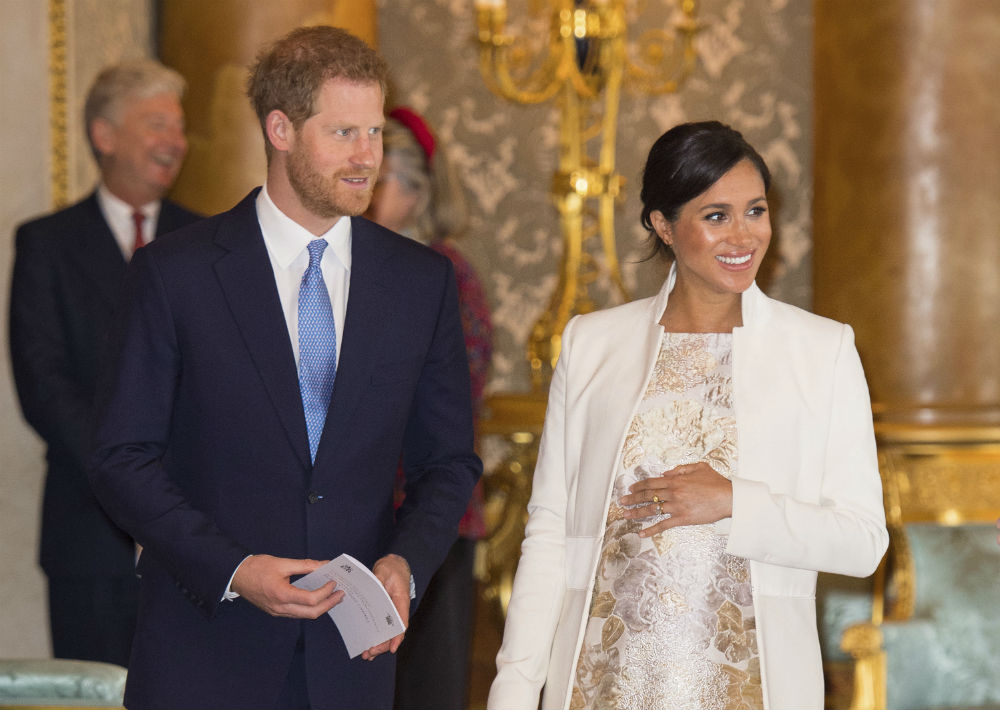 Los duques de Sussex, el príncipe Harry y Meghan Markle, durante la ceremonia organizada por la reina Elizabeth II. (AP)