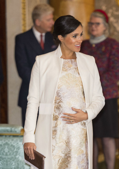 La duquesa de Sussex, Meghan Markle, dejó ver su avanzado embarazo. (AP)