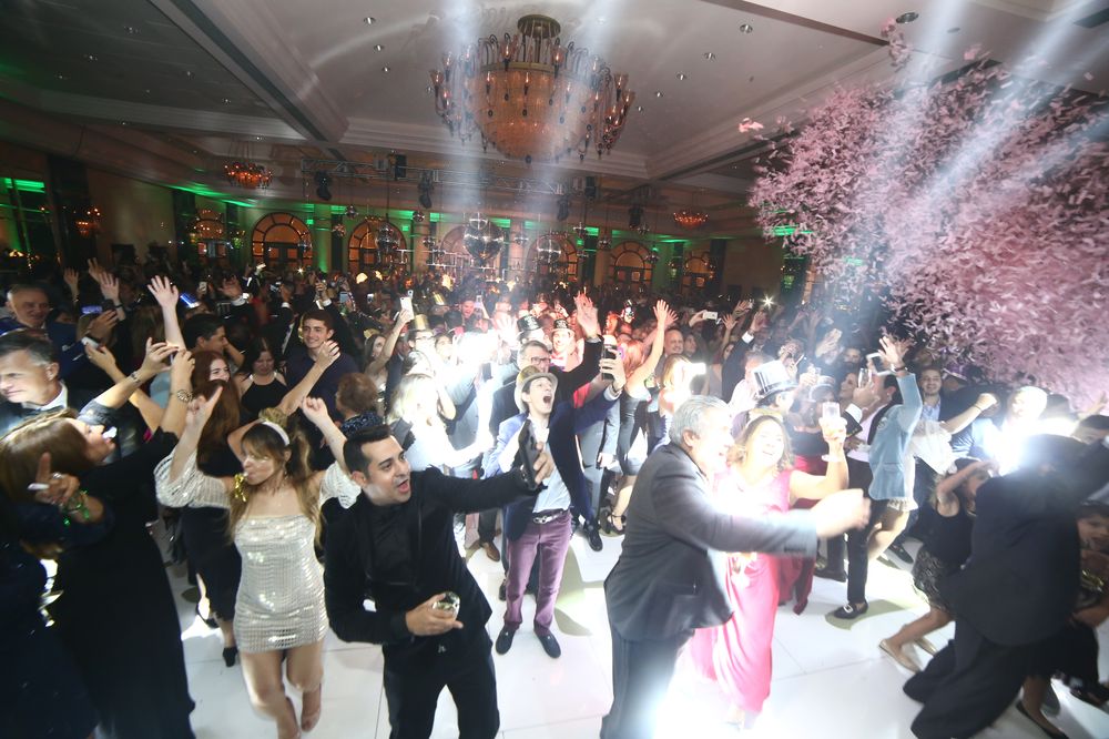 Los invitados bailaron hasta la madrugada en una pista de baile acrílica de color blanco con un laminado gráfico que leía el lema de “Tic, Toc 2018”. Foto: José R. Pérez Centeno