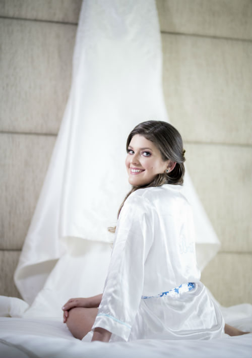 Vestido de la novia: D'Royal Bride. (Suministrada)