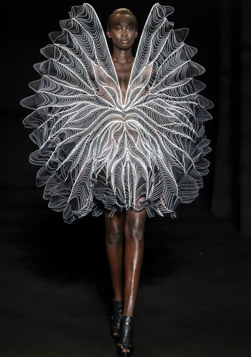 El montaje fue elaborado por los artistas Lonneke Gordijn y Ralph Nauta, de Studio Drift. (WGSN)