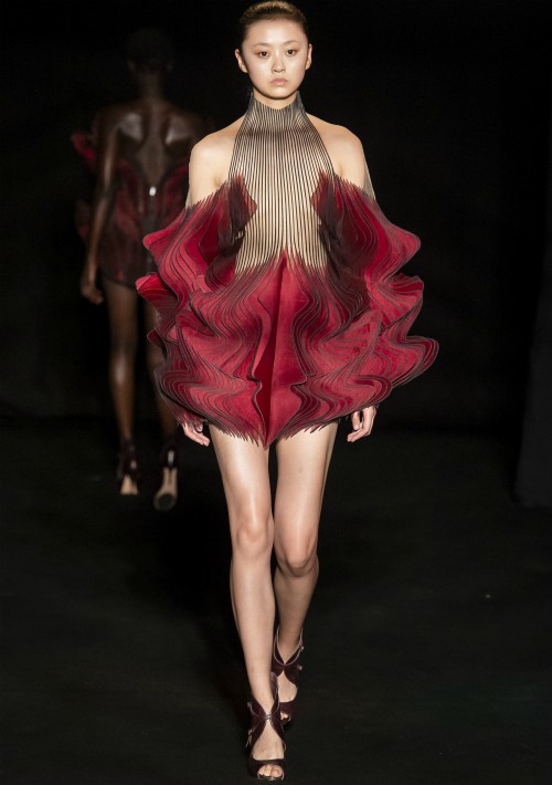 La práctica le sirvió para instalar una serie de cristales que se movían con las modelos imitando el vuelo de los pájaros. (WGSN)