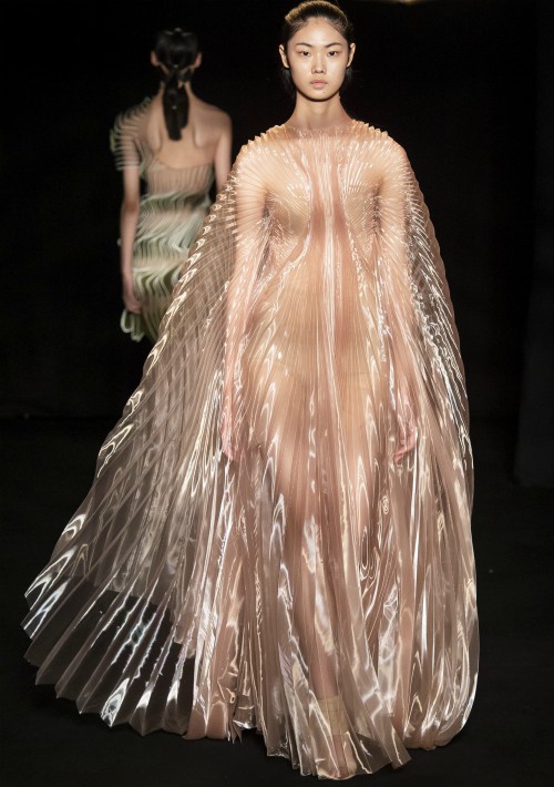 También hubo vestidos transparentes de organza con plisados que se superpusieron en distintas direcciones para crear un efecto de movimiento a cámara lenta. (WGSN)