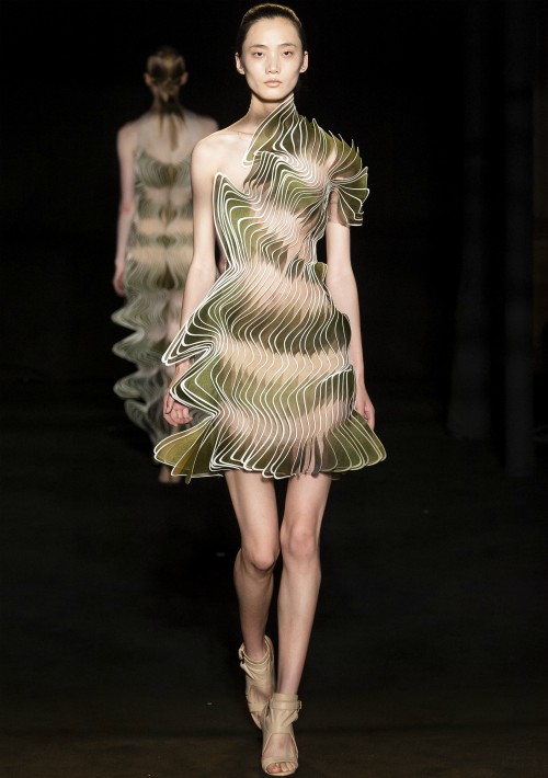 La diseñadora se inspiró "para descomponer los tejidos como las capas de las plumas de un pájaro". (WGSN)