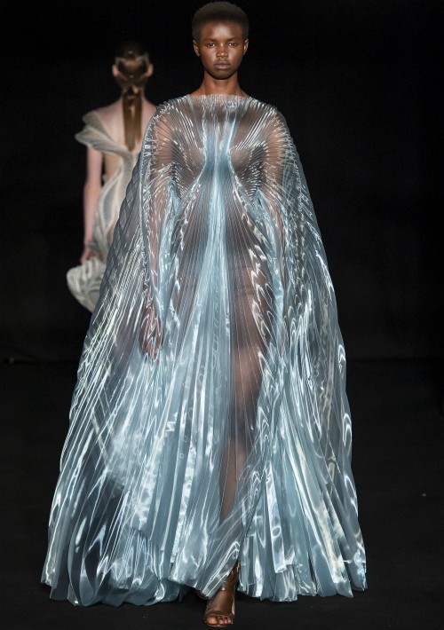 La colección constó de una serie de abrigos de lana rectos cortados con láser y decorados con figuras geométricas en piel. (WGSN)