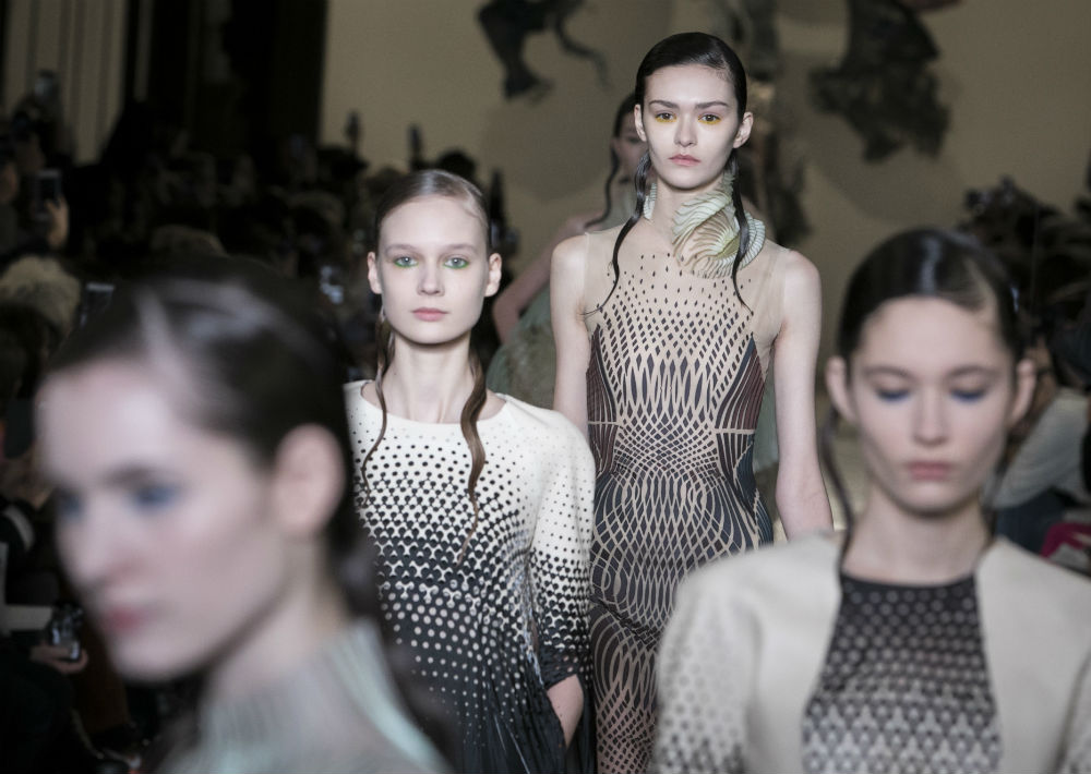 Iris Van Herpen (Foto: AP/Kamil Zihnioglu)
