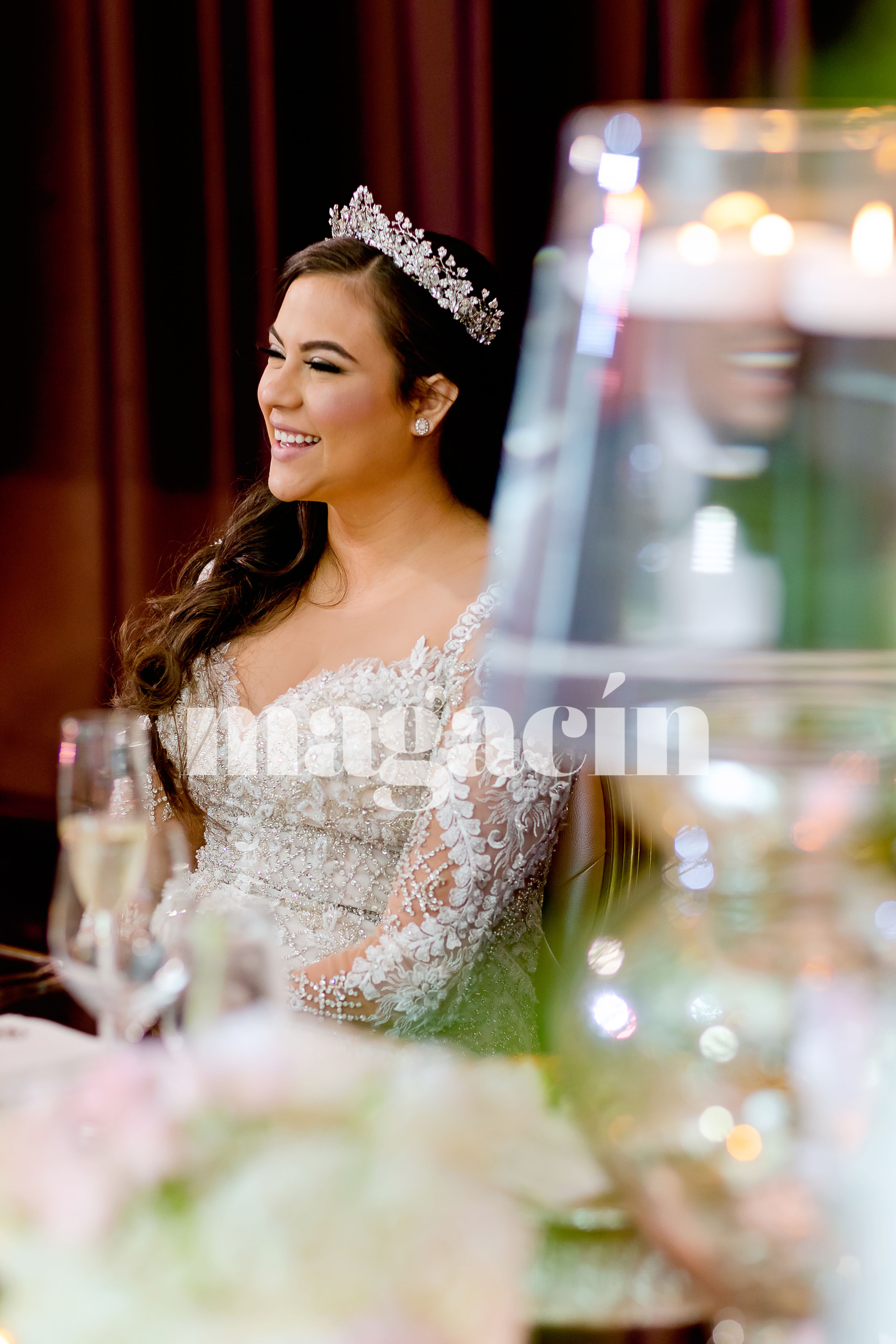 La novia lució un tocado de Maria Elena, y su arreglo personal estuvo en manos de Emanuel Agosto. (Suministrada/ Claudette Montero)