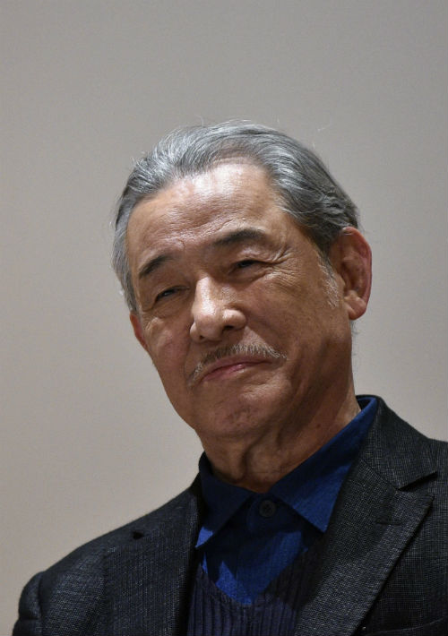 El diseñador japonés Issey Miyake, se ha destacado por sus diseños, pero también por su variedad de fragancias. Tiene 79 años. (Archivo)