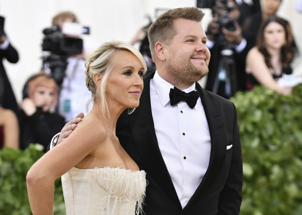 Julia Carey y James Corden (AP)