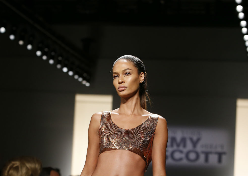 Joan Smalls desfila de Jeremy Scott. (Foto: AP)