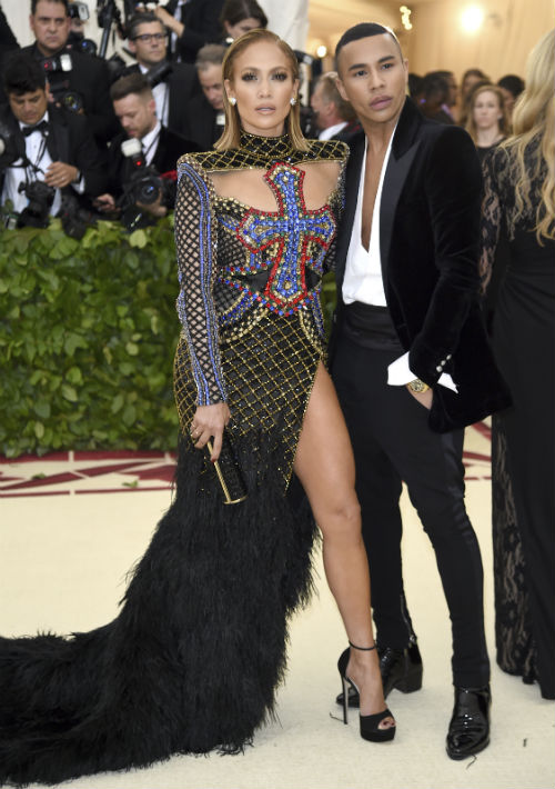 Jennifer López y Olivier Rousteing, director creativo de Givenchy. (AP)