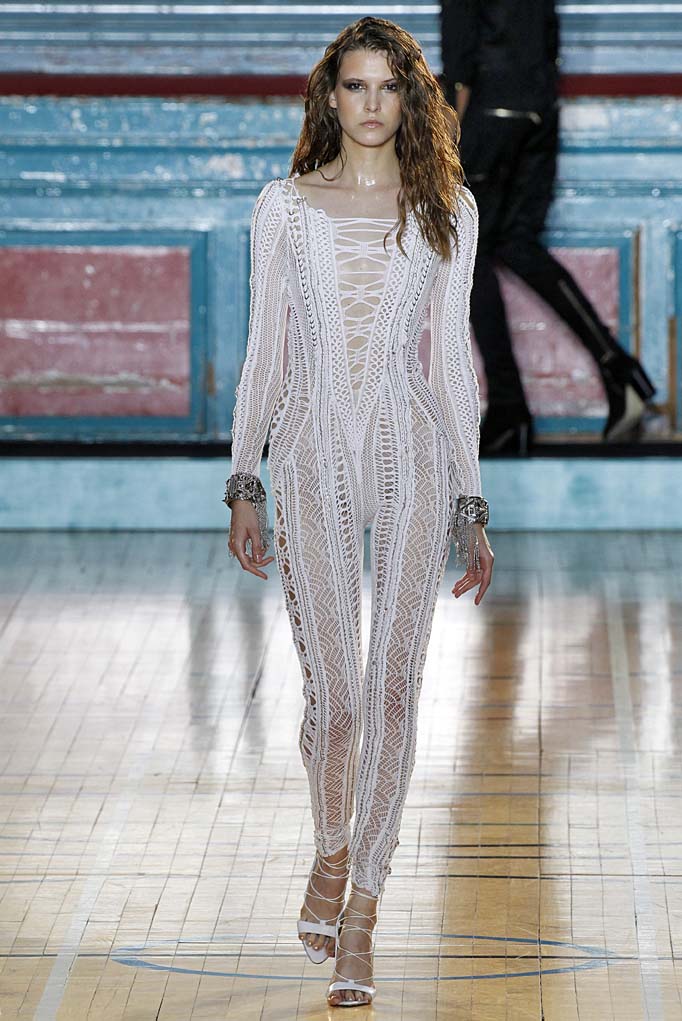 Otro de los grandes atributos del “jumpsuit” es que te permite lucir diferente y salirte de la norma. Pasarela de Julien MacDonald. (Foto: The Fashion Group Foundation)