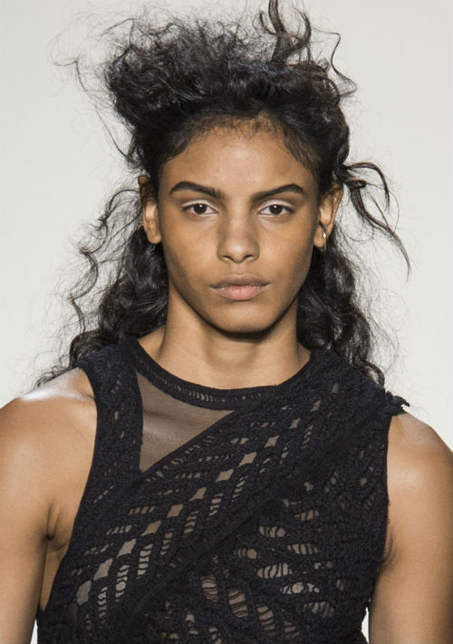 Mileshka Cortés en el desfile de Jonathan Simkhan. (Foto: WGSN)
