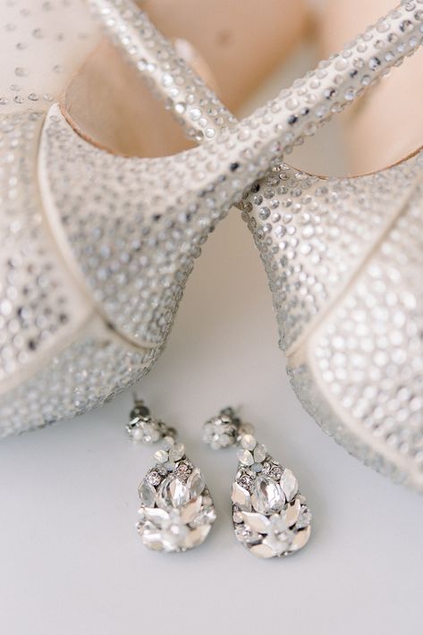 Tocado y pantallas: Maria Elena Headpieces, D’Royal Bride.