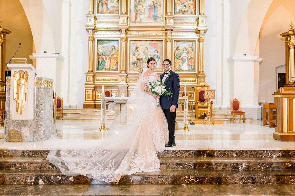 La ceremonia se llevó a cabo en la Catedral Nuestra Señora de la Candelaria, de Mayagüez. Etiqueta Novio y Caballeros: Leonardos Fifth Avenue.