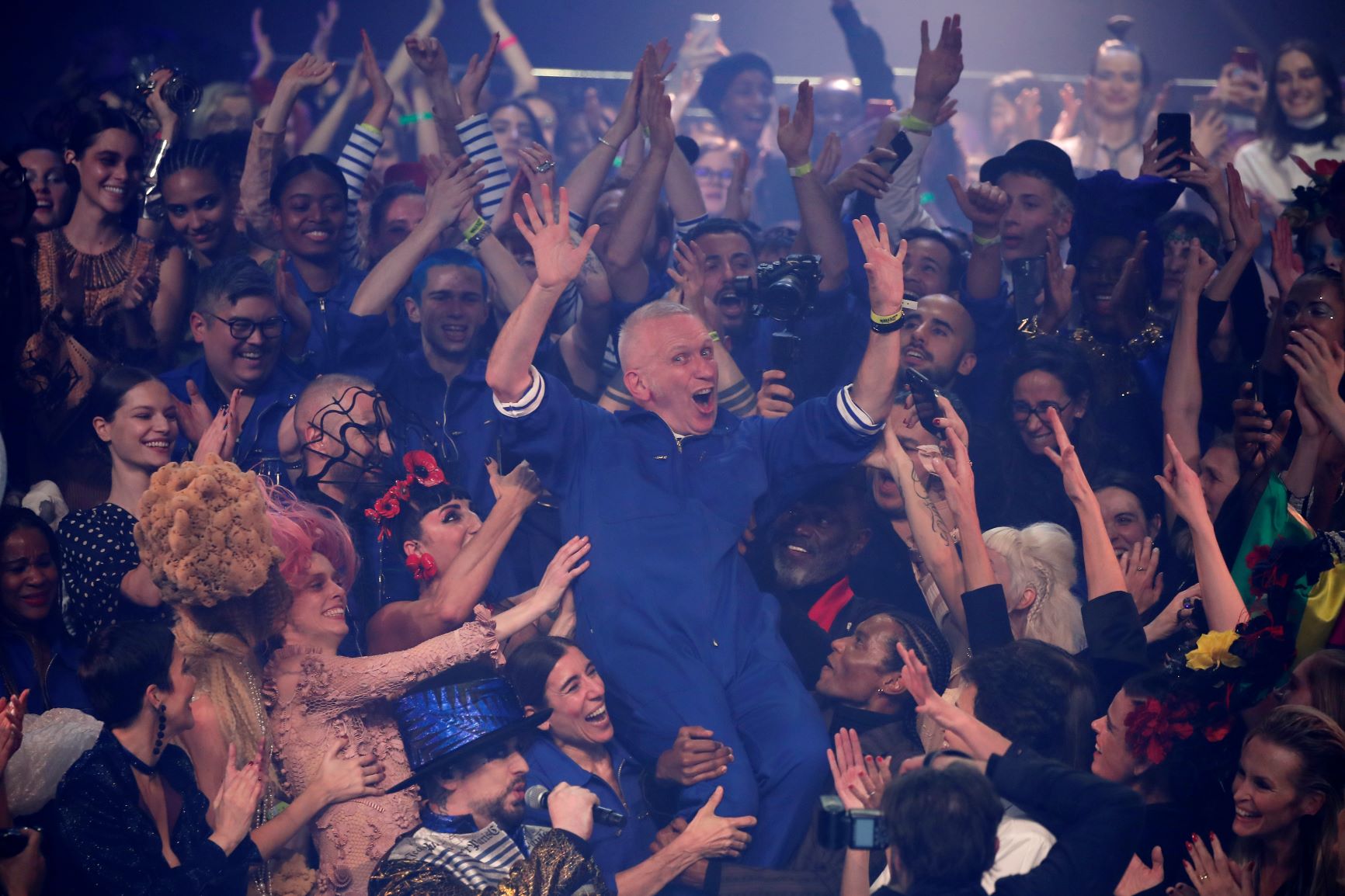 Al final subió el telón subió y quedó al descubierto el "backstage", con sus trabajadores y las estibas de ropa junto a Gaultier. (AP)