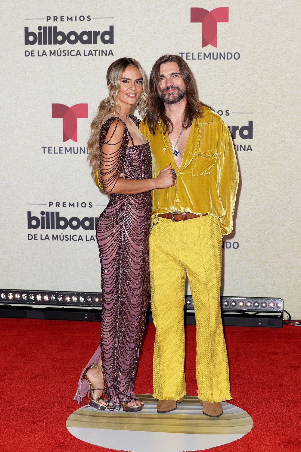 Juanes y su esposa, Karen Martínez. (Suministrada/ Telemundo)