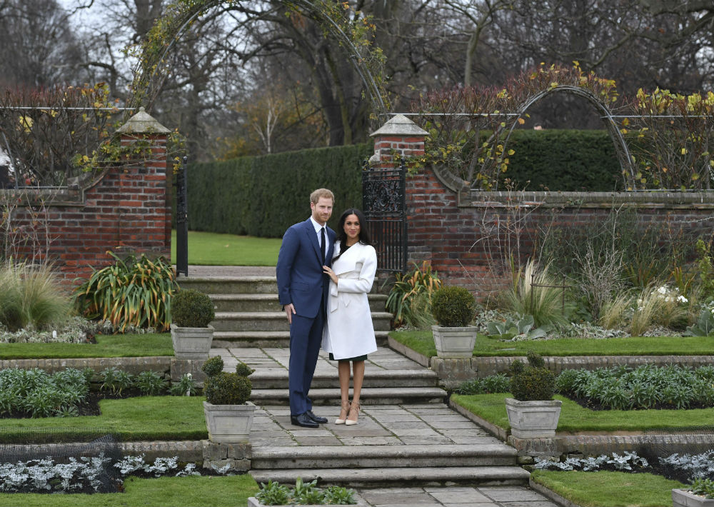 La pareja, que se casará en la primavera de 2018, recibió felicitaciones de parte de los duques de Cambridge, William -hermano de Harry- y su esposa Katherine. (AP)