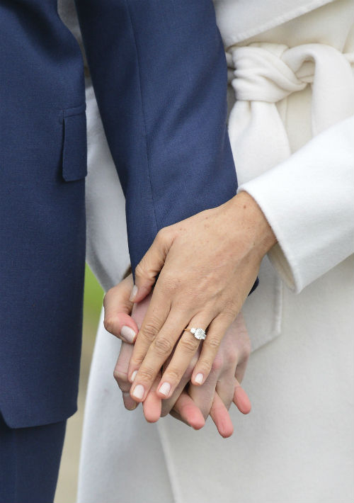 El anillo de compromiso contiene dos diamantes que pertenecieron a la princesa Diana, madre de Harry y William, y fue diseñado por el propio príncipe, según se informó. (AP)