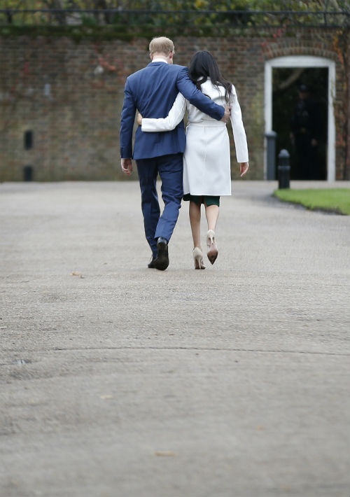 Markle, de 36 años, ya conoce a la reina Isabel II y Harry, de 33, recibió el beneplácito de los padres de la actriz. El príncipe Enrique es el quinto en la línea de sucesión al trono británico. (AP)
