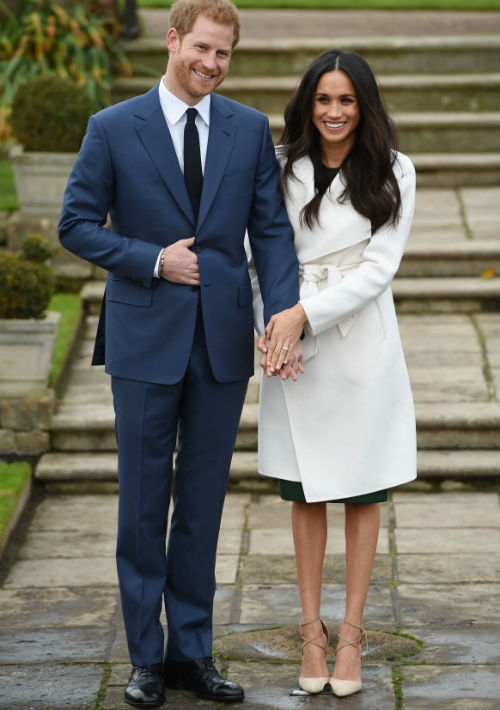 El príncipe Harry y su prometida, la actriz Meghan Markle posaron esta tarde para los medios. (AP)