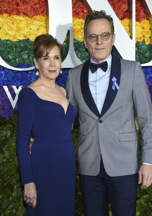 Robin Dearden y Bryan Cranston. (AP)