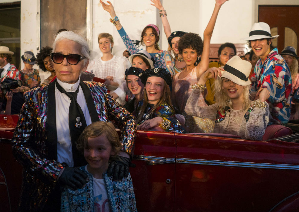 Su estilo peculiar lo ha convertido en toda una celebridad dentro y fuera de la moda. Así es Karl Lagerfeld, de 84 años. (Archivo)