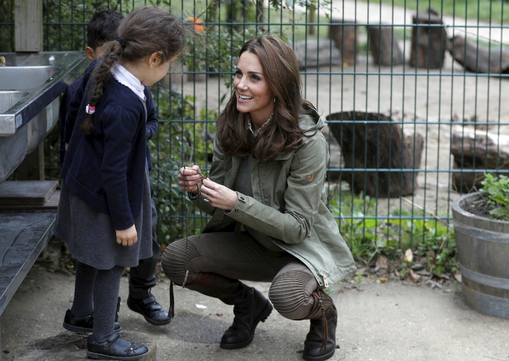 Kate generó reacciones de ternura por la respuesta que ofreció a una niña que le preguntó por qué las retrataban tanto. (Peter Nicholls/Pool Photo via AP)