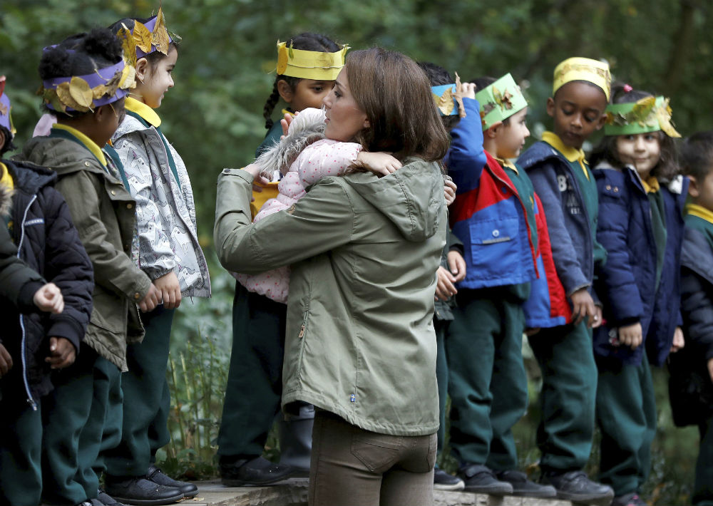 Middleton compartió con estudiantes de Sayers Croft Forest School and Wildlife Garden en Londres. (Peter Nicholls/Pool Photo via AP)