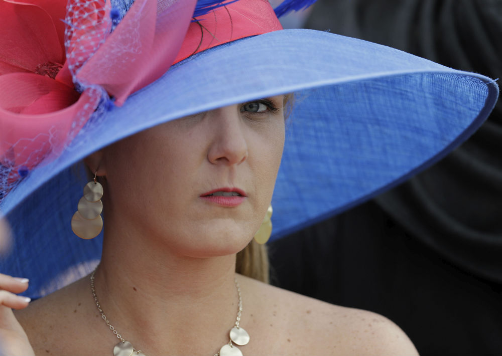 Mujer de todas las edades caen rendidas al encanto de los sombreros. (Foto: AP/Darron Cummings)