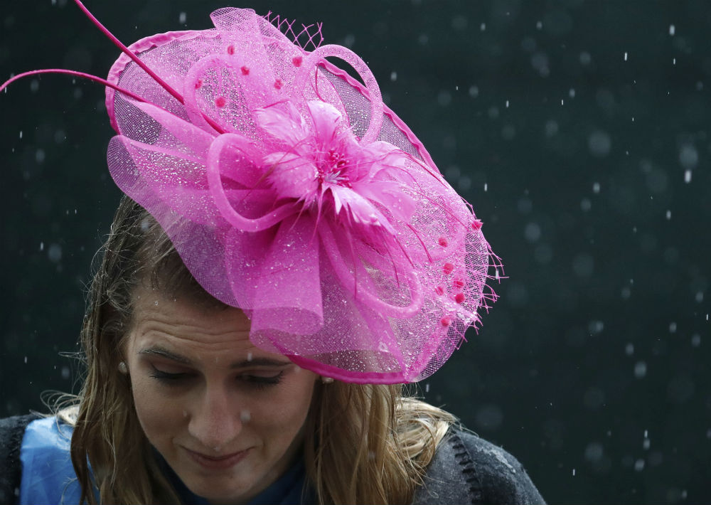 Los colores fuertes y vibrantes son los preferidos de las que buscan llamar la atención. (Foto: AP/John Minchillo)