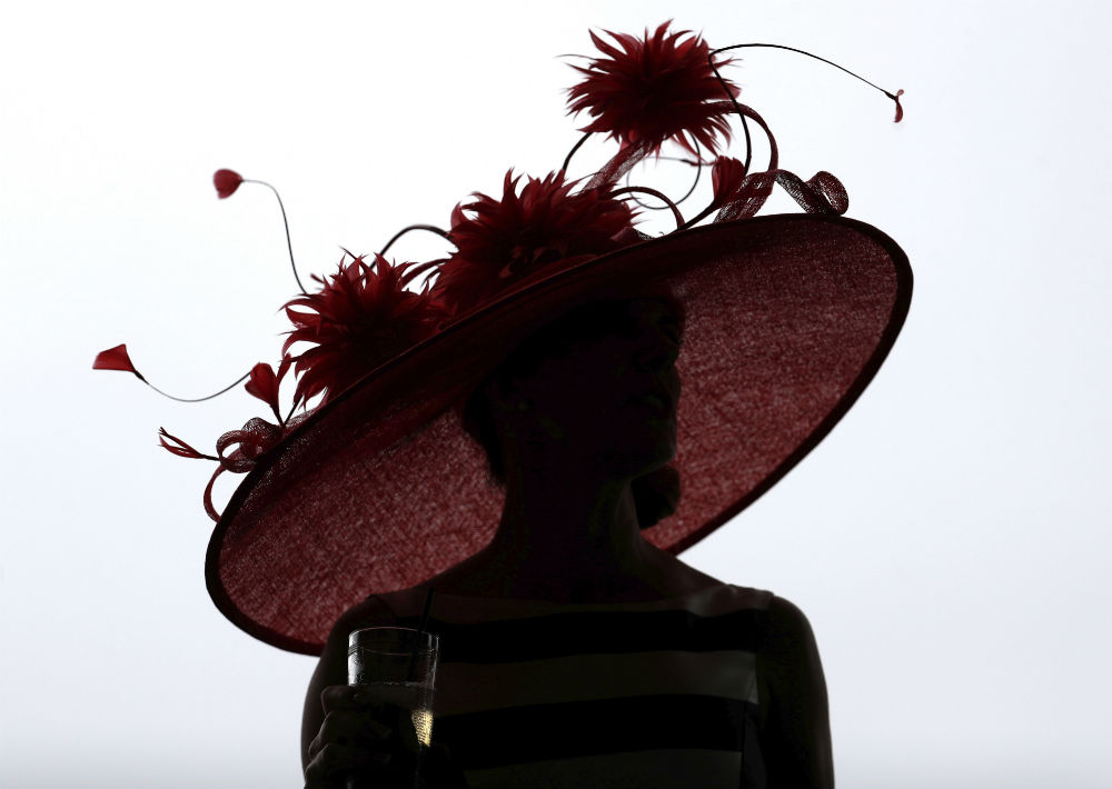 En este tipo de actividad, el sombrero es símbolo de elegancia. (Foto: AP/John Minchillo)