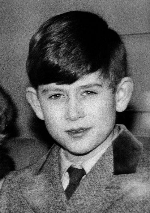 24 de enero de 1957. El príncipe abandona el Kings Cross Station luego de que la familia real pasara sus fiestas navideñas en Sandringham. (AP)