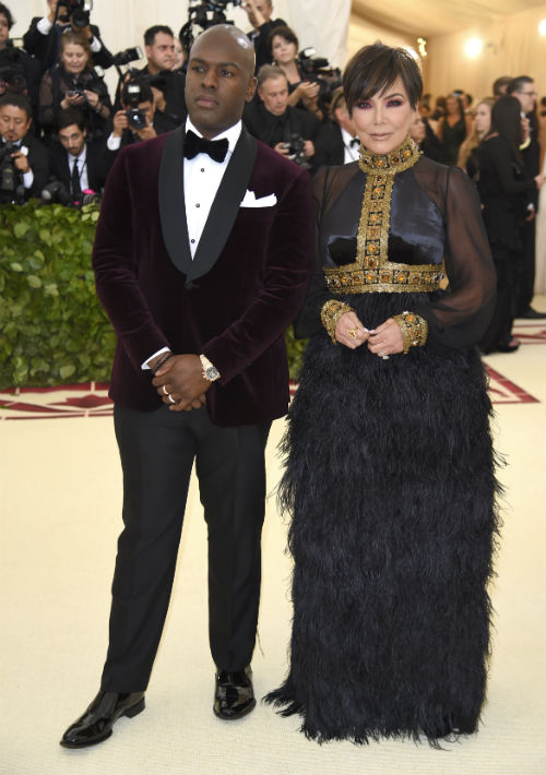 Cory Booker y Kris Jenner (AP)