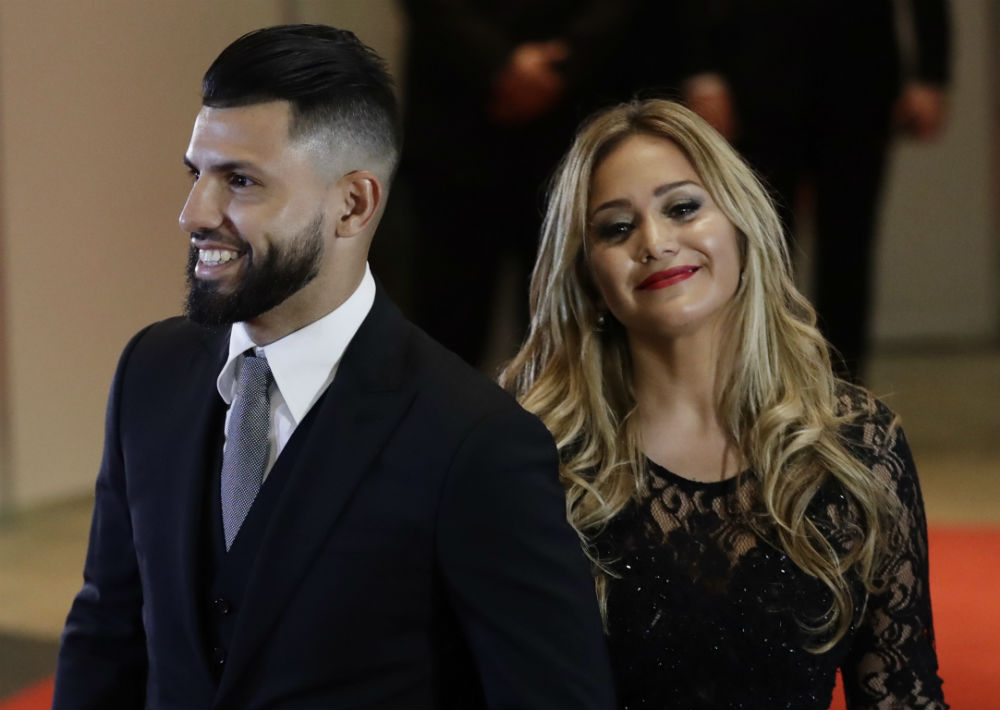 El jugador del Manchester City Sergio Aguero y su novia Karina Tejeda sonríen a su llegada a la boda. (AP Photo/Victor R. Caivano)