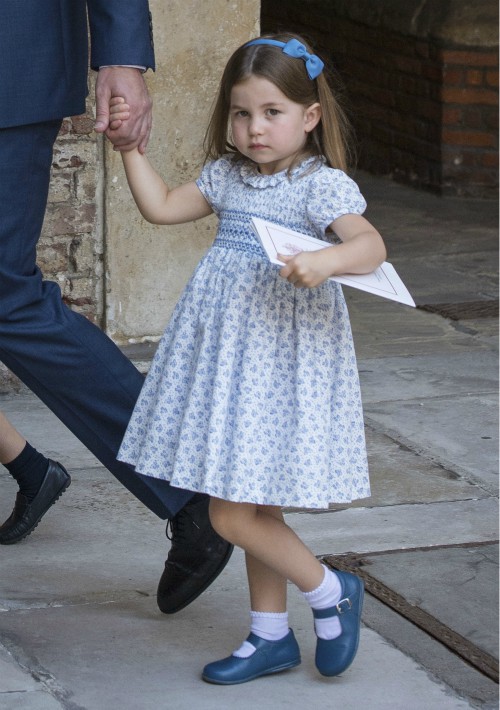 La princesa Charlotte apareció con un vestido estampado de color azul en el bautizo de su hermano. (Foto: AP)