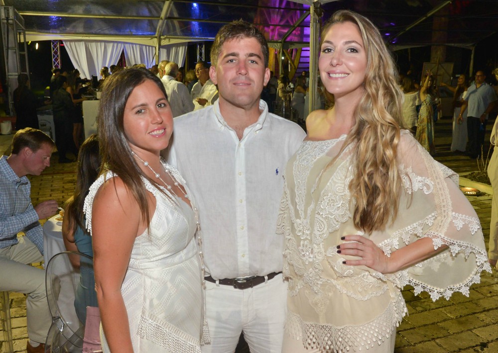 Crstina y Francisco Villanueva-Meyero con Jeniffer Mejía. (Foto Enid M. Salgado)