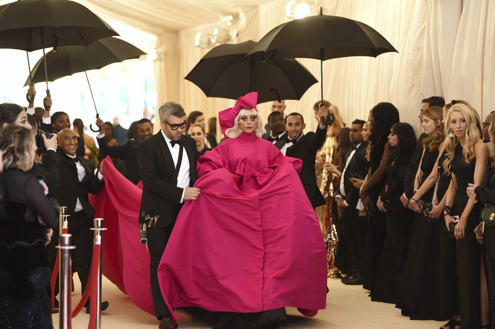 La cantante Lady Gaga capturó las miradas con su llegada a la gala en donde lució tres cambios. (AP)