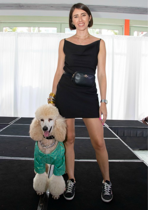 El evento contó con cuatro pasarelas: originalidad, similitud entre perro y guardián. En la foto, Frances Vina y Charlie. (Suministrada)