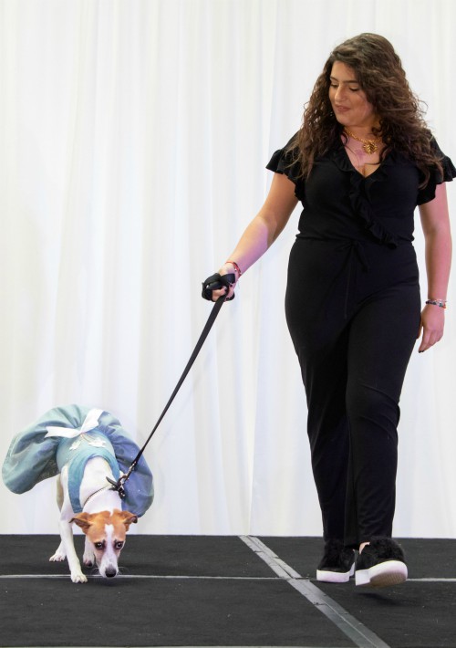 Lola Montilla y Maia en el desfile que fue seguido por una recepción para perros y guardianes. (Suministrada)