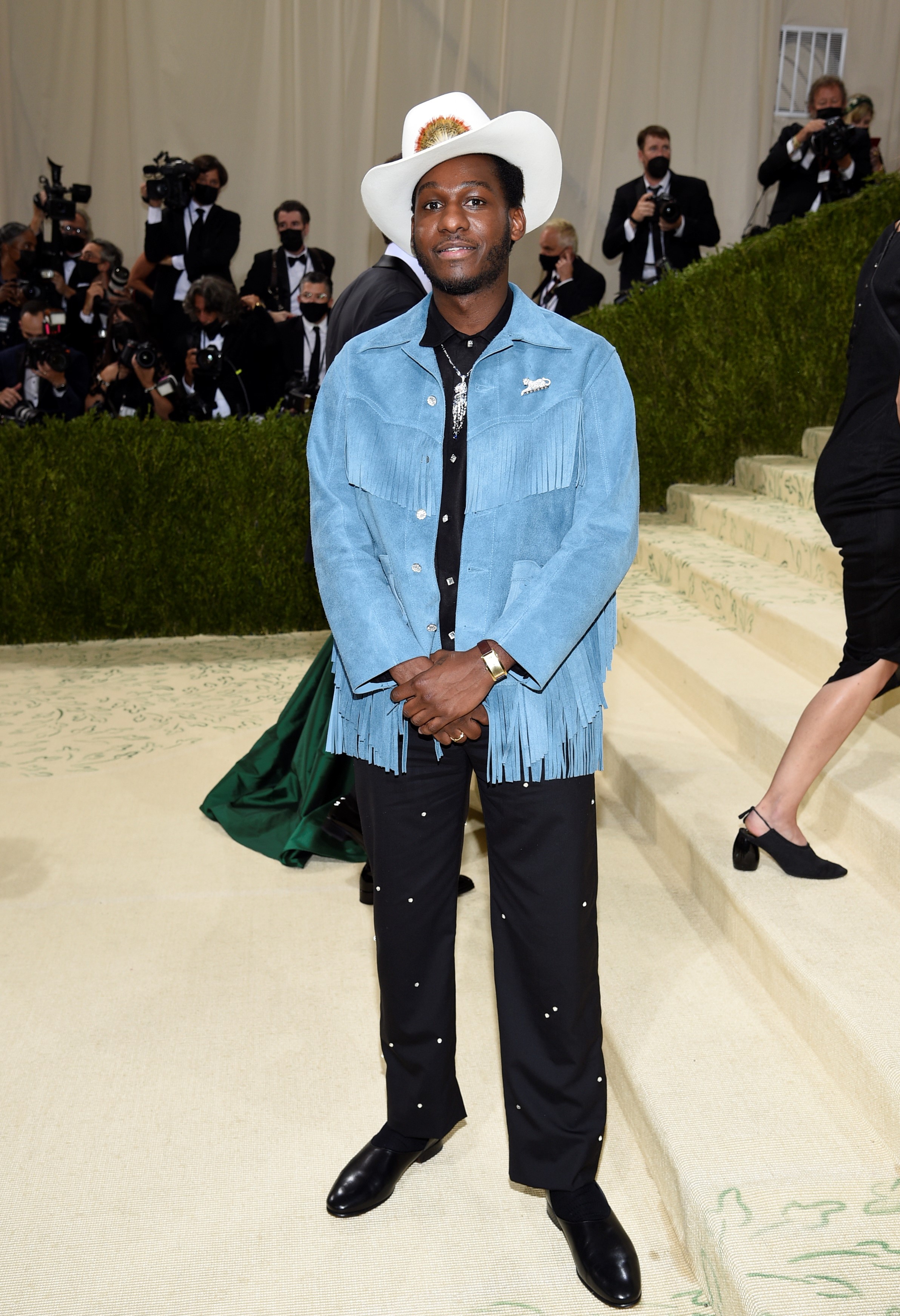 El cantautor Leon Bridges optó por un look de vaquero. (AP)
