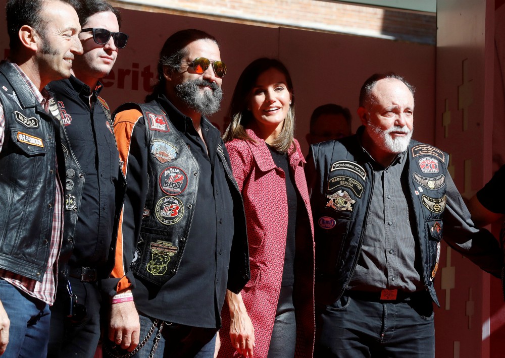 La reina Letizia junto a un grupo de motoristas. (Foto: EFE)