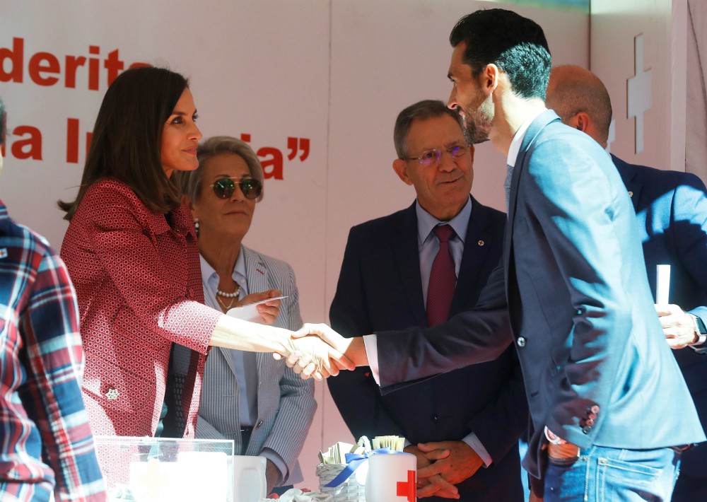 La reina Letizia estrecha la mano del exfutbolista del Real Madrid, Álvaro Arbeloa, durante la cuestación del Día de la Banderita de la Cruz Roja. (Foto: EFE)