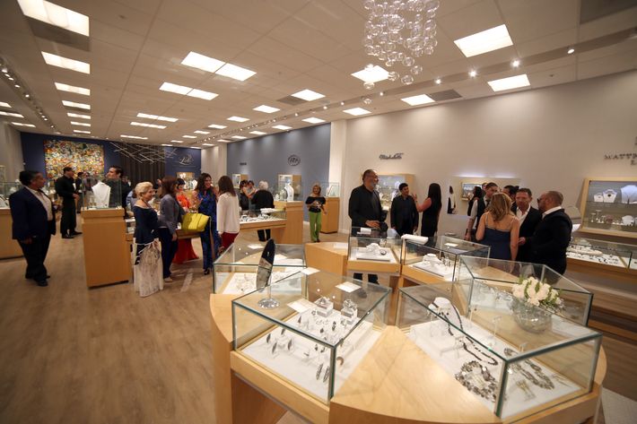Vista del interior del nuevo espacio de Lido Jewelers en The Mall of San Juan.
