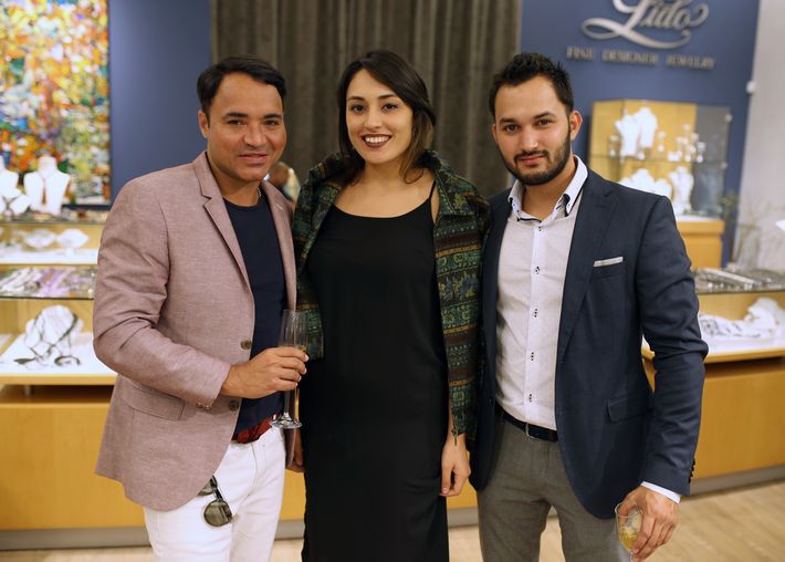 Luis Bernard, Aliheris Santos y Miguel Carrasquillo, en la apertura de Lido Jewelers en The Mall of San Juan.