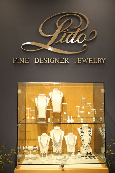 Vista de una de las vitrinas en el nuevo espacio de Lido Jewelers, en The Mall of San Juan.